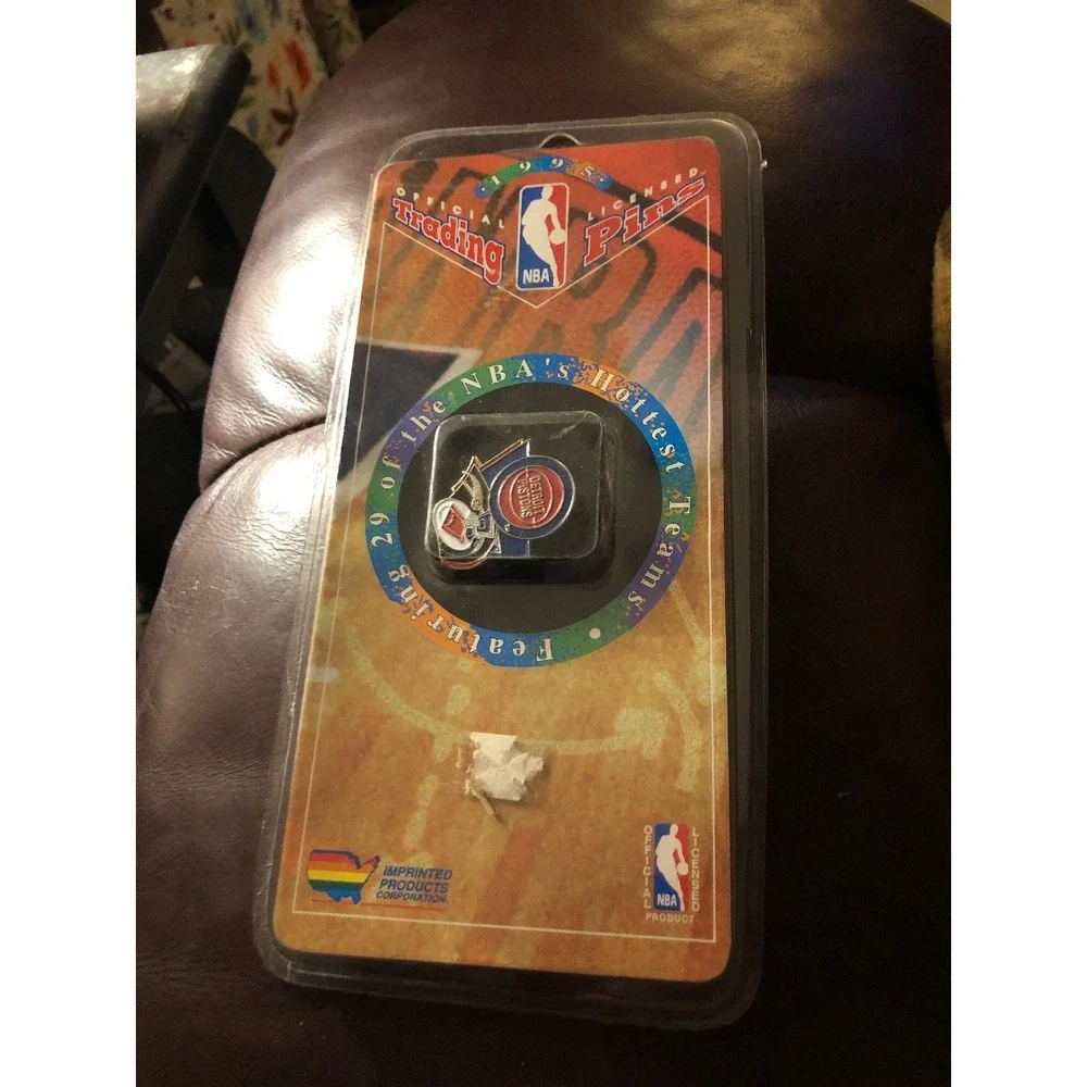 1995 NBA LICENSED DETROIT PISTONS TRADING PIN NEW SEALED
